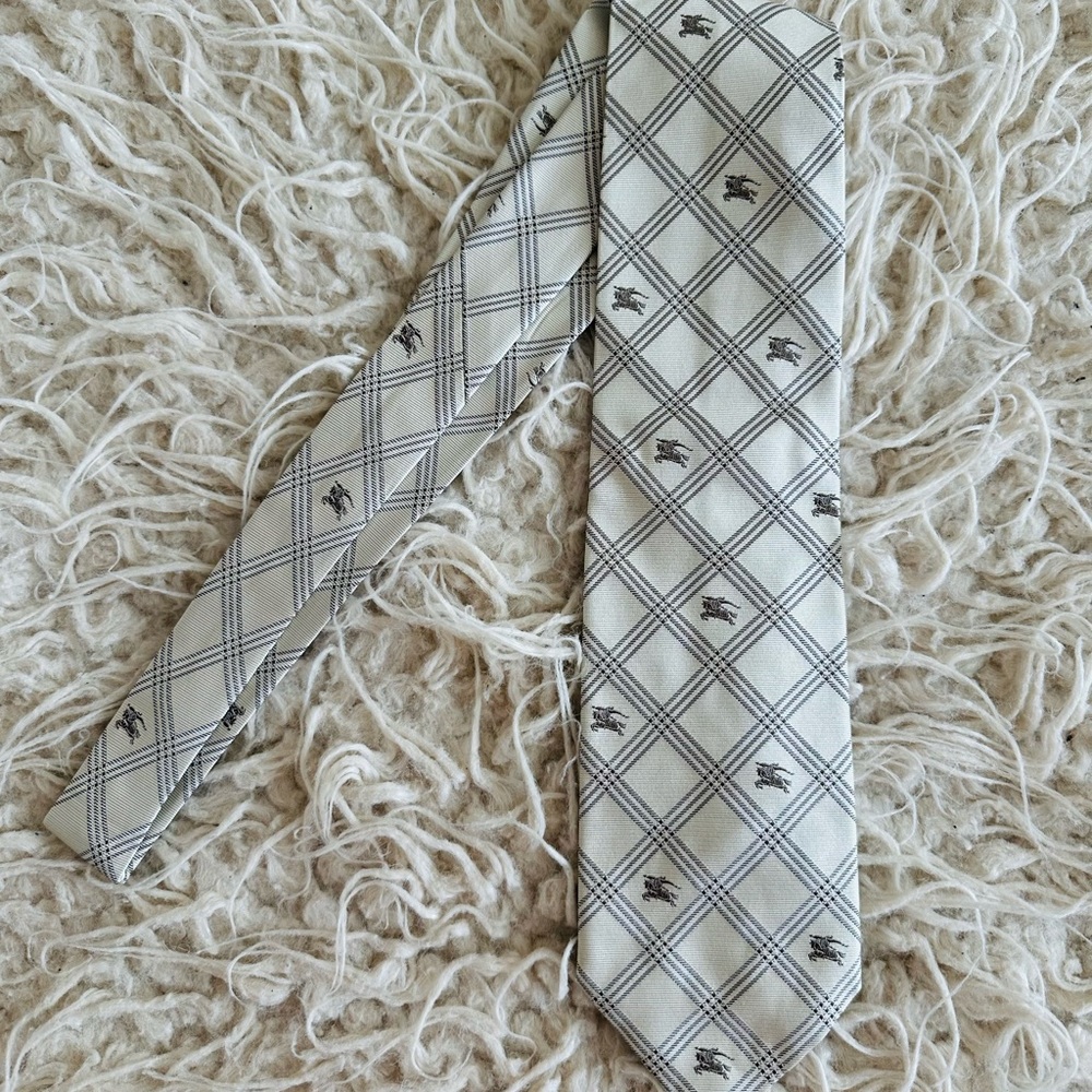 Elegant Gray Plaid Men's Tie